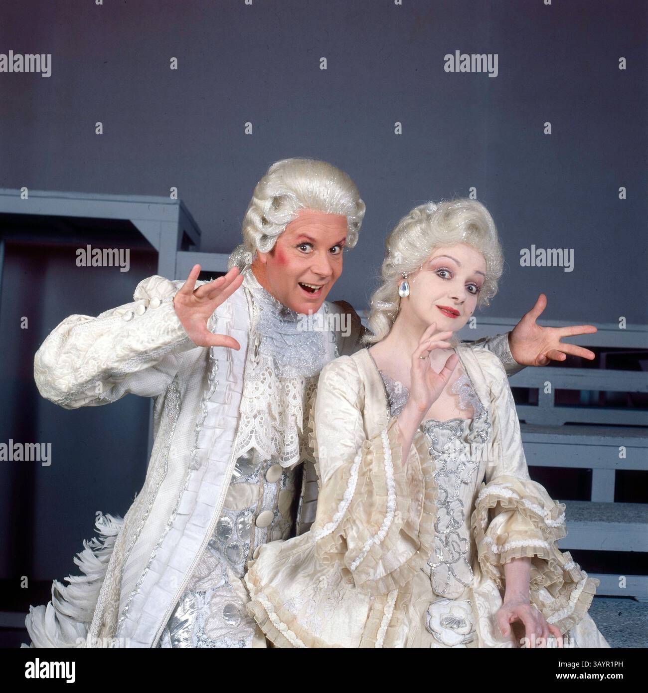 Foto Granato/LaPresse Storico 1988 Paolo poli Paolo poli (Firenze, 23 maggio 1929 - Roma, 25 marzo 2016) è stato un attore e regista teatrale Italiano nella foto : Paolo poli e Milena Vukotic photo Granato/LaPresse Hystory 1988 Paolo poli sur la photo : Paolo poli et Milena Vukotic crédit : LaPresse/Alamy Live News Banque D'Images