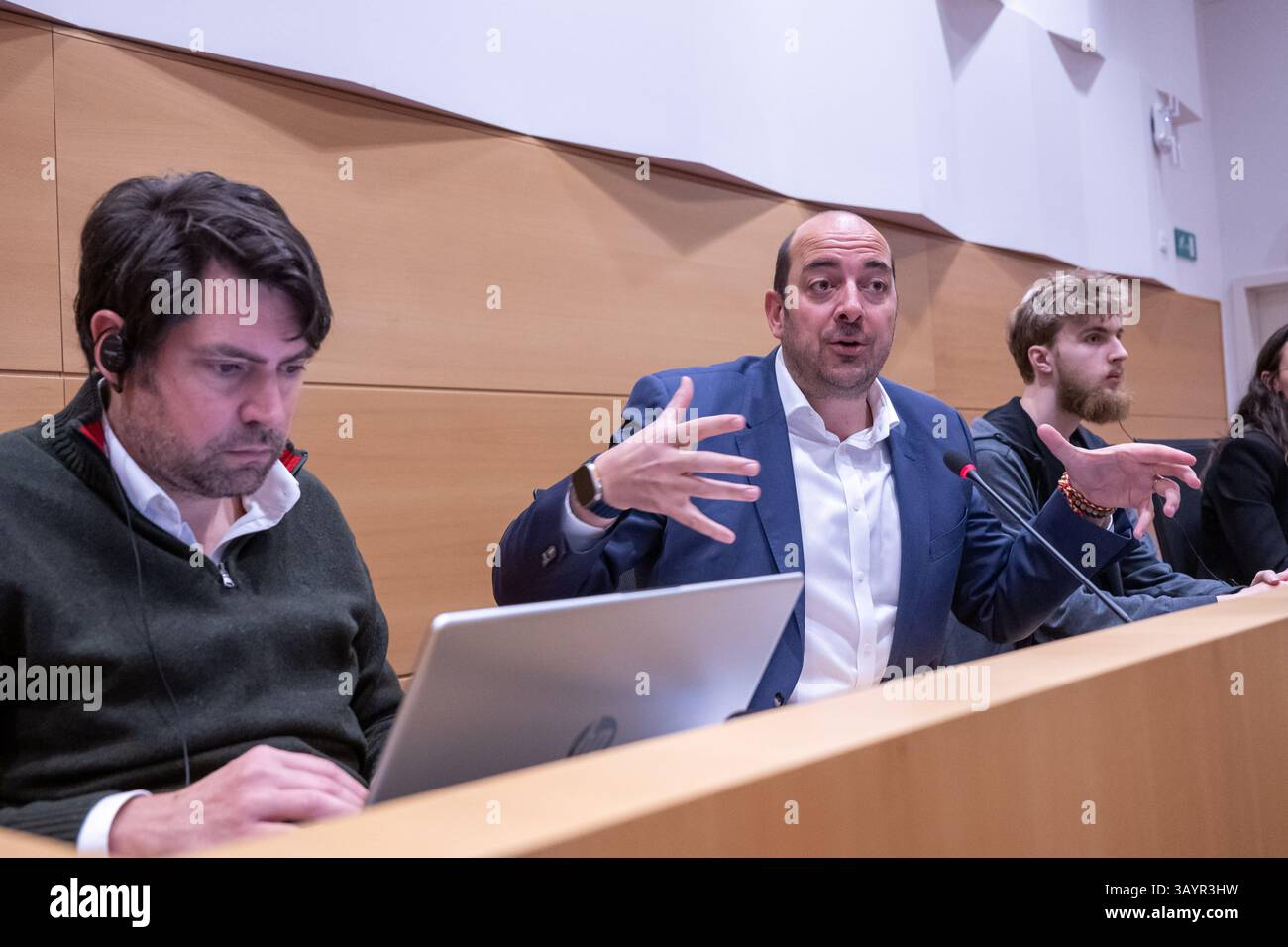 Mathieu Michel est photographié lors d'une session de la commission parlementaire pour la Défense nationale, au Parlement fédéral à Bruxelles, mercredi 23 avril 2025. Débats d'actualité sur le budget de la défense, l'achat de nouveaux F-35 et le sommet européen de la défense et l'Ukraine. BELGA PHOTO JONAS ROOSENS Banque D'Images