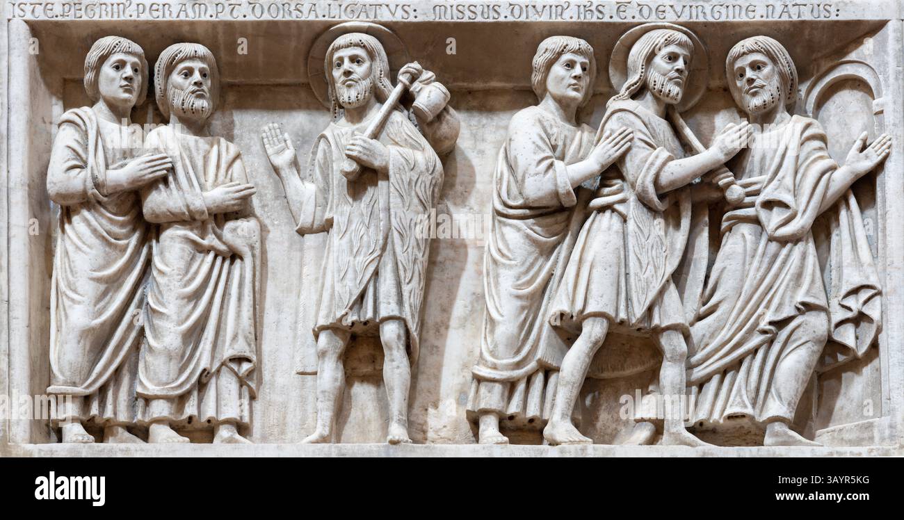 PISTOIA, ITALIE - 16 MARS 2025 : le relief en marbre de Johon le Baptiste et disciples (probablement) de l'église Chiesa di san Bartolomeo Banque D'Images