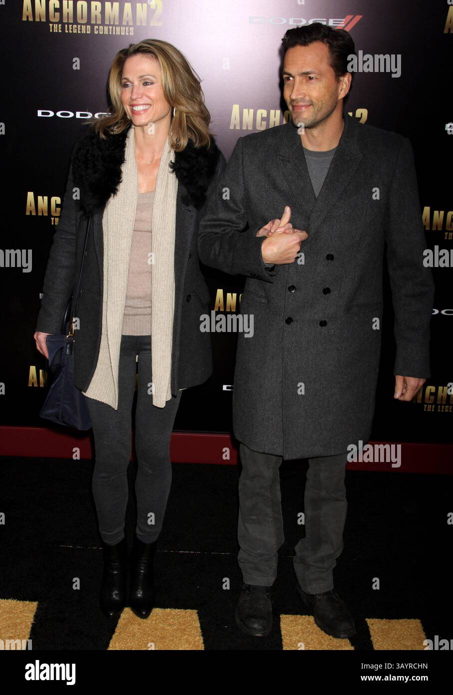 Amy Robach et Andrew Shue lors de la première de 'Anchorman 2 : The Legend continues' au Beacon Theatre de New York - 15 décembre 2013 Banque D'Images