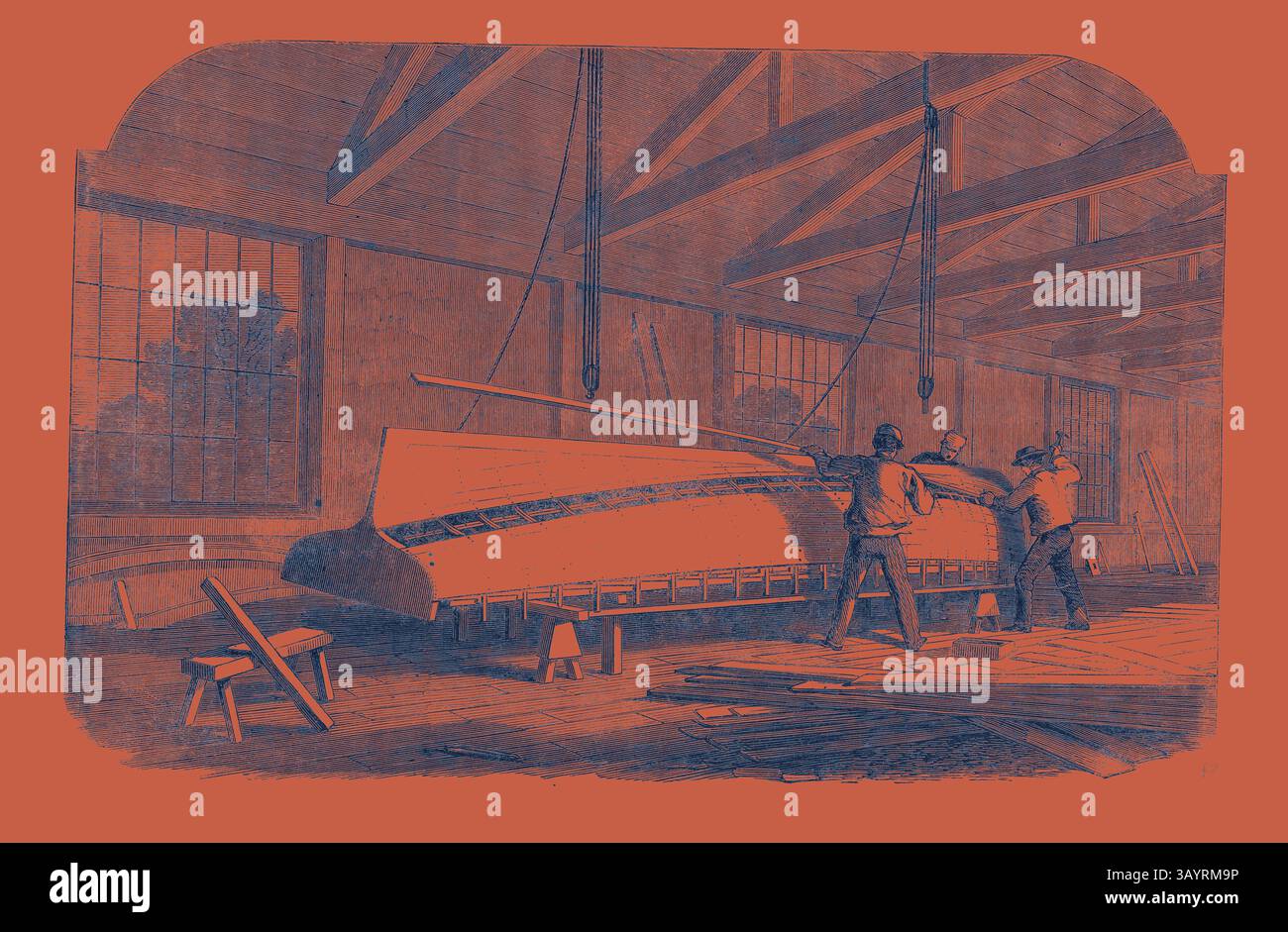Deux artisans travaillent assidûment sur un bateau à l'intérieur d'un atelier spacieux, en utilisant des poulies aériennes pour manœuvrer le bateau pendant qu'ils façonnent et assemblent soigneusement sa structure. Des outils et des matériaux en bois sont dispersés, soulignant le savoir-faire artisanal impliqué dans la construction navale. Assembler les pièces sur la forme d'assemblage machine de construction de bateaux Thompson Art classique avec une touche moderne réinventée par Artotop Banque D'Images