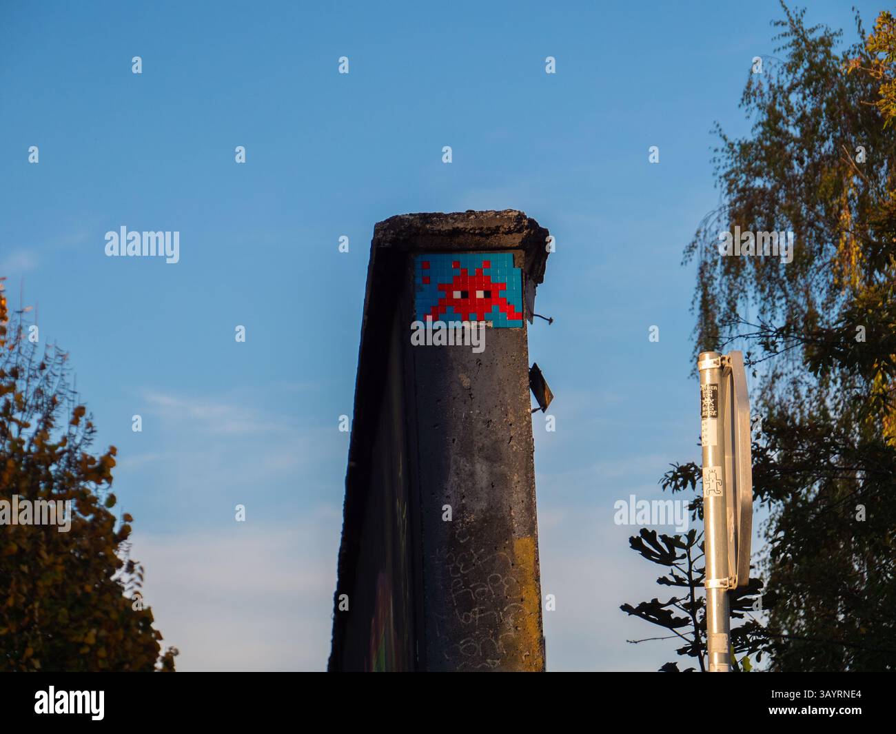 Mosaïque colorée 'Space Invaders' Art sur le mur contre un ciel bleu lumineux en toile de fond, Metelkova, Ljubliana, Slovénie Banque D'Images