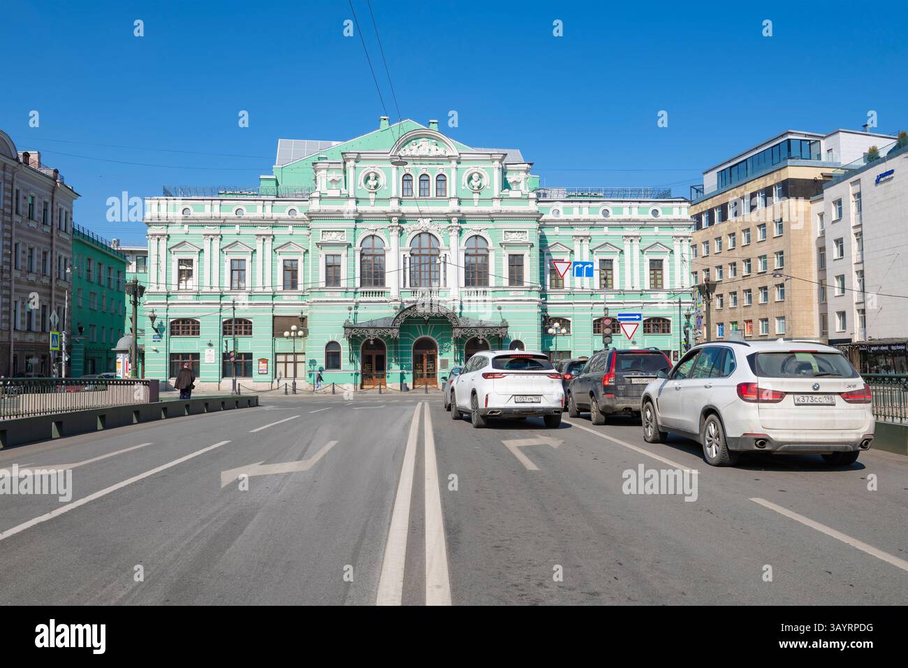 ST. PÉTERSBOURG, RUSSIE - 11 AVRIL 2025 : vue de la façade du théâtre Big Drama nommé d'après G. A. Tovstonogov par une journée ensoleillée d'avril Banque D'Images