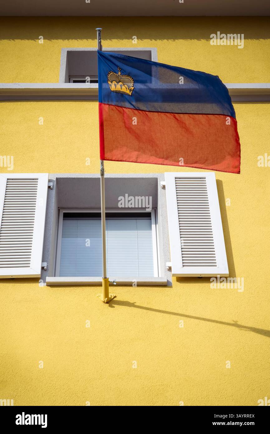 Drapeau du Liechtenstein sur le bâtiment dans la capitale Vaduz Banque D'Images