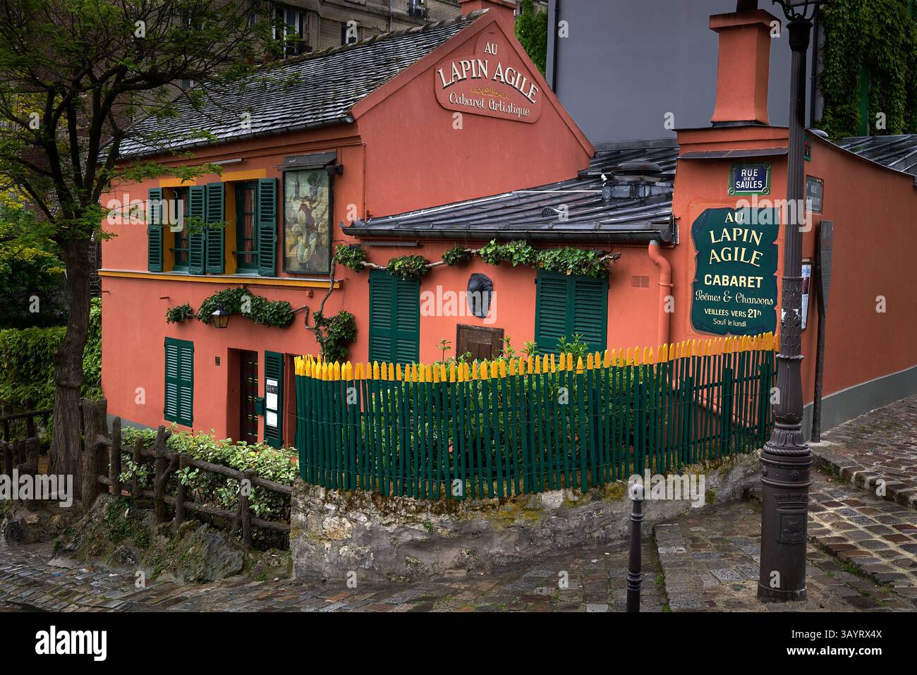 Beau théâtre, au lapin Agile, dans une maison historique maison sur la colline de Montmartre avec sa vieille ville à Paris, France Banque D'Images