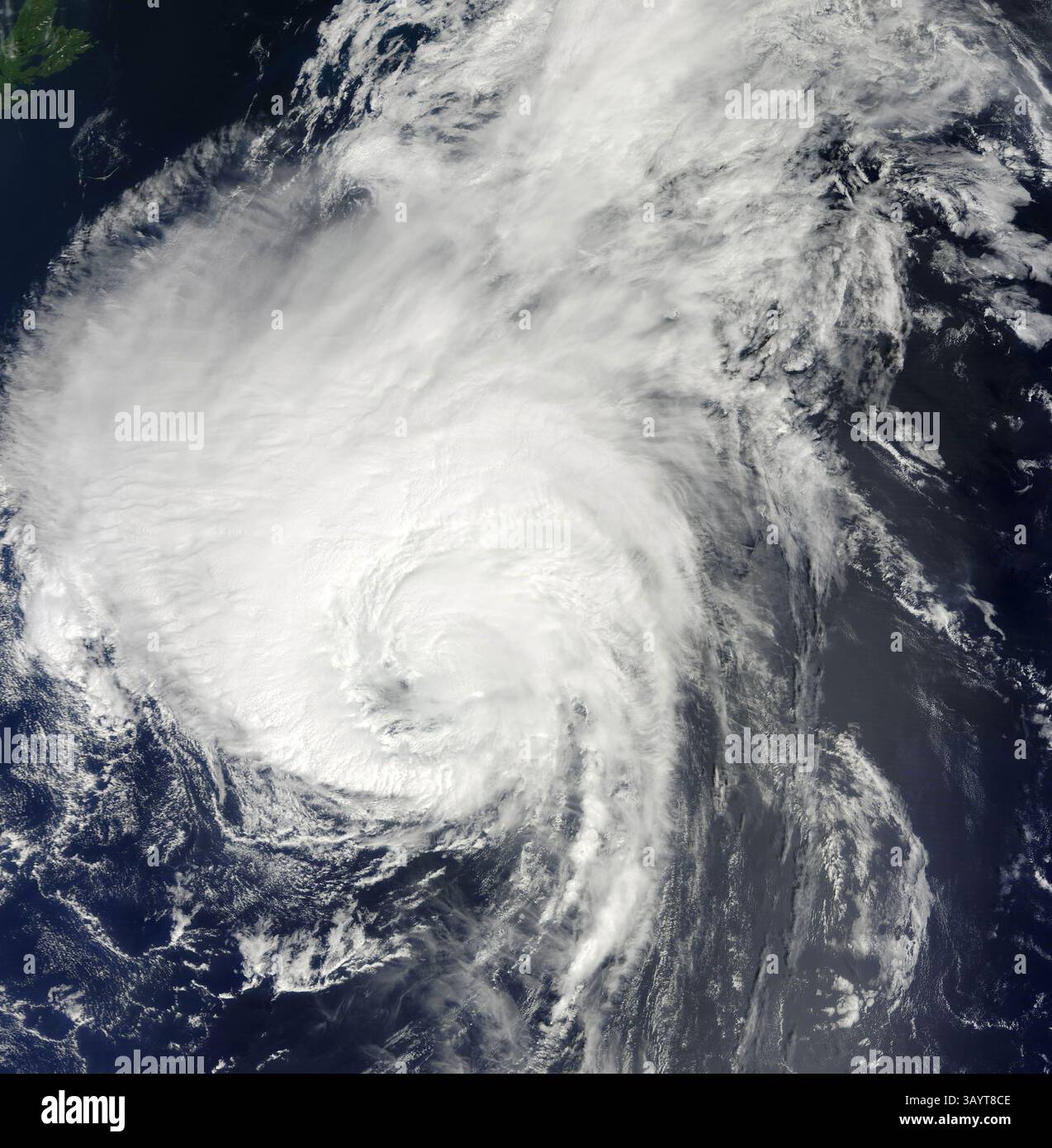 29 août 2010 - Océan Atlantique - ouragan DANIELLE au-dessus de l'Océan Atlantique Nord à 14 :20 temps universel (UTC). À 15h00 UTC, le National Hurricane Center (NHC) des États-Unis a signalé que l'ouragan Danielle était centré près de 35 degrés de latitude nord, 55,5 degrés de longitude ouest et loin de toute masse terrestre (environ 605 miles/975 kilomètres au sud de Cape Race, Terre-Neuve). Les vents soutenus ont atteint 85 miles (140 km) par heure, avec des pressions d'air à 976 millibars. Bien que la tempête ne soit jamais passée près de la terre ferme, elle a apporté de fortes vagues et de forts courants de déchirure aux Bermudes et le long d'une grande partie de la côte atlantique de la Banque D'Images