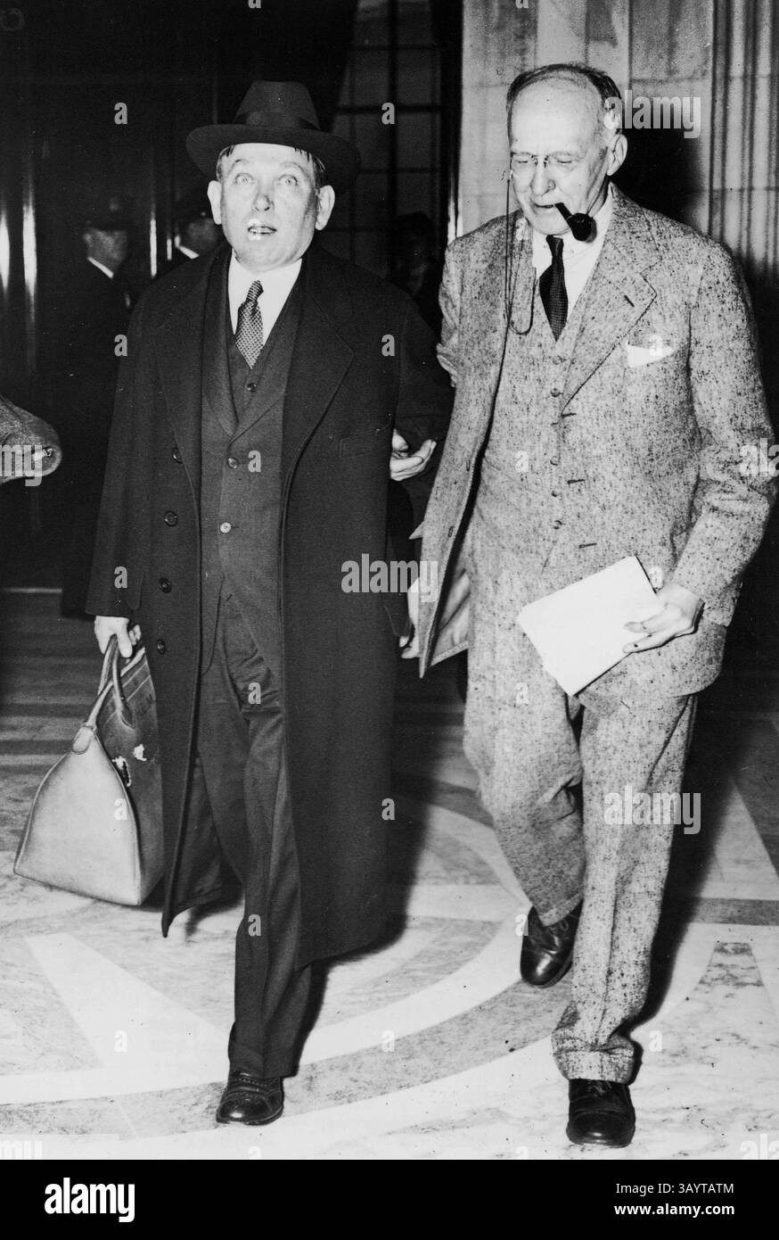 Dec. 00, 1935 - Henry Louis ''H. L.'' Mencken quitte la sous-Commission judiciaire du Sénat pour entendre le projet de loi anti- lynchage en compagnie d'un homme de journal. 02-14-1935.fourni par photos, inc..1935(crédit image : © Globe photos/ZUMApress.com) Banque D'Images Dec. 00, 1935 - Henry Louis ''H. L.'' Mencken quitte la sous-Commission judiciaire du Sénat pour entendre le projet de loi anti- lynchage en compagnie d'un homme de journal. 02-14-1935.fourni par photos, inc..1935(crédit image : © Globe photos/ZUMApress.com) Banque D'Images