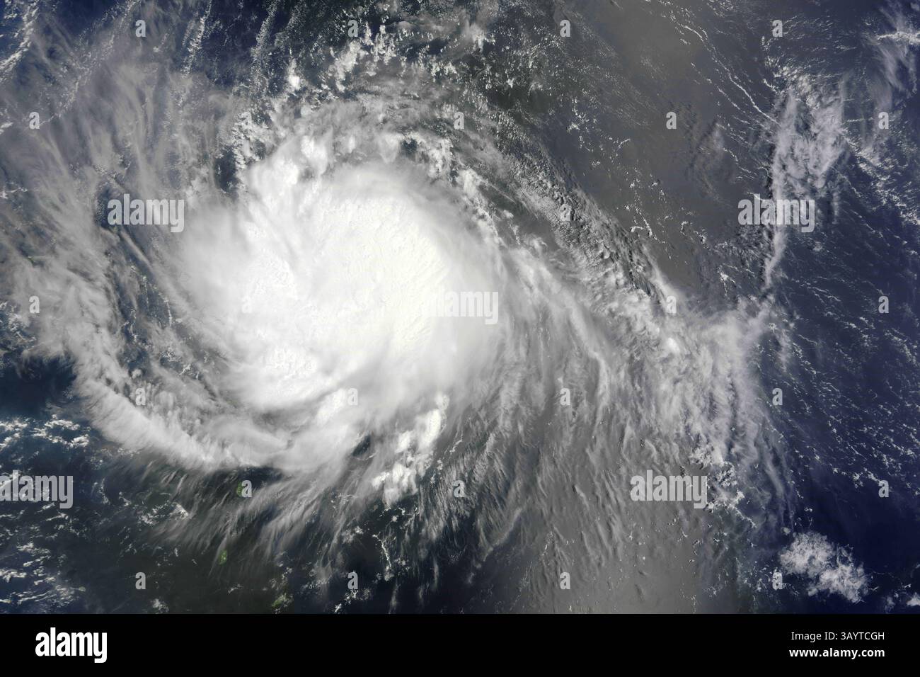 29 août 2010 - Océan Atlantique - OURAGAN EARL sur l'océan Atlantique tropical. À 15h00 UTC le 29 août, le National Hurricane Center (NHC) des États-Unis a rapporté que Earl avait des vents soutenus de 75 miles (120 km) par heure, avec des pressions d'air minimales de 985 millibars. À l'époque, l'ouragan était centré près de 17 degrés de latitude nord, 58 degrés de longitude ouest, à environ 225 miles (360 kilomètres) à l'est d'Antigua et 315 miles (510 km) à l'est de FonneMartin. Les deux îles font partie des îles du vent de la chaîne des petites Antilles des Caraïbes. Chercheurs participant à Genesis et Rapid de la NASA Banque D'Images