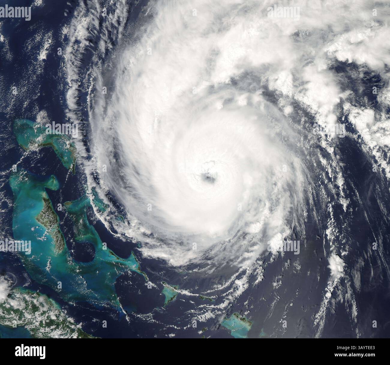 31 août 2010 - Océan Atlantique - L'ouragan EARL est passé au nord de Porto Rico et de la République dominicaine dans l'Océan Atlantique. Le National Hurricane Center (NHC) des États-Unis a rapporté à 15h00 UTC ce jour-là que Earl avait des vents soutenus maximaux de 135 miles (215 km) par heure, une tempête de catégorie 4 sur l'échelle des vents de l'ouragan Saffir-Simpson. L'ouragan était centré près de 21 degrés de latitude nord, 68 degrés de longitude ouest, et se déplaçait d'ouest en nord-ouest à 22 kilomètres par heure. Les chercheurs participant à la campagne GRIP de la NASA ont effectué six vols à travers l'ouragan Earl le 30 août, obser Banque D'Images