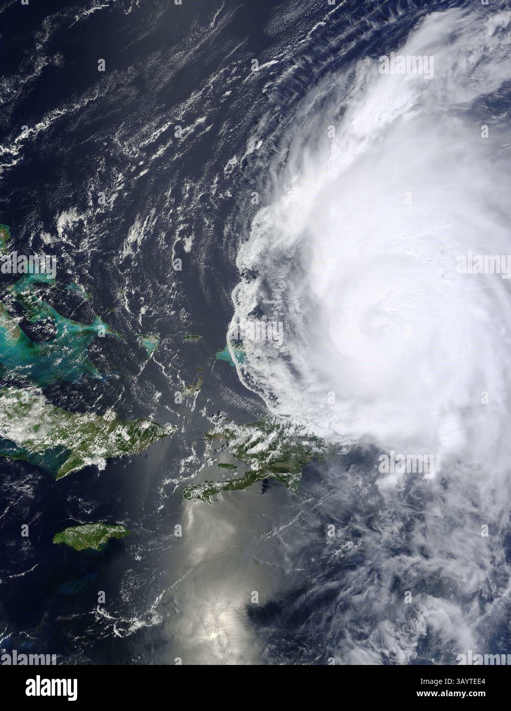 31 août 2010 - Océan Atlantique - L'ouragan EARL est passé au nord de Porto Rico et de la République dominicaine dans l'Océan Atlantique. Le National Hurricane Center (NHC) des États-Unis a rapporté à 15h00 UTC ce jour-là que Earl avait des vents soutenus maximaux de 135 miles (215 km) par heure, une tempête de catégorie 4 sur l'échelle des vents de l'ouragan Saffir-Simpson. L'ouragan était centré près de 21 degrés de latitude nord, 68 degrés de longitude ouest, et se déplaçait d'ouest en nord-ouest à 22 kilomètres par heure. Les chercheurs participant à la campagne GRIP de la NASA ont effectué six vols à travers l'ouragan Earl le 30 août, obser Banque D'Images