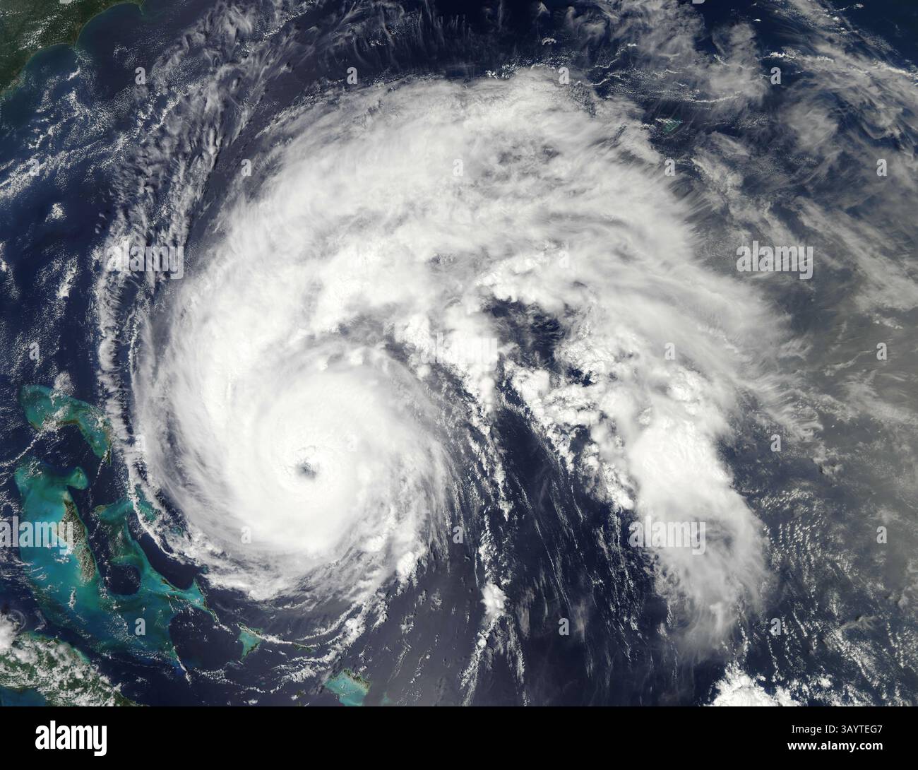 31 août 2010 - Océan Atlantique - L'ouragan EARL est passé au nord de Porto Rico et de la République dominicaine dans l'Océan Atlantique. Le National Hurricane Center (NHC) des États-Unis a rapporté à 15h00 UTC ce jour-là que Earl avait des vents soutenus maximaux de 135 miles (215 km) par heure, une tempête de catégorie 4 sur l'échelle des vents de l'ouragan Saffir-Simpson. L'ouragan était centré près de 21 degrés de latitude nord, 68 degrés de longitude ouest, et se déplaçait d'ouest en nord-ouest à 22 kilomètres par heure. Les chercheurs participant à la campagne GRIP de la NASA ont effectué six vols à travers l'ouragan Earl le 30 août, obser Banque D'Images