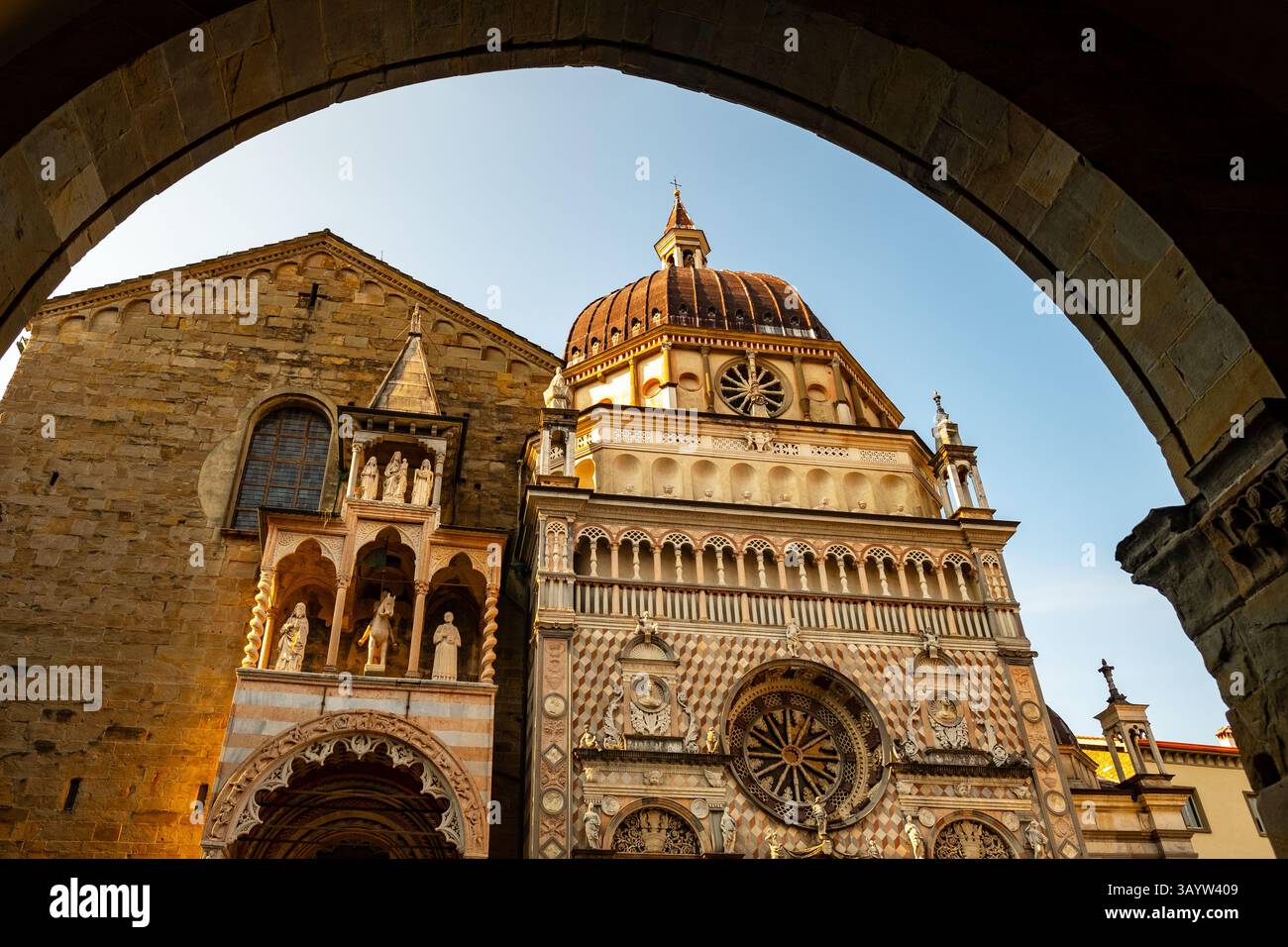 Cappella Colleoni et Basilica di Santa Maria Maggiore sur la place du Duomo dans la ville haute de Bergame, Lombardie, Italie Banque D'Images