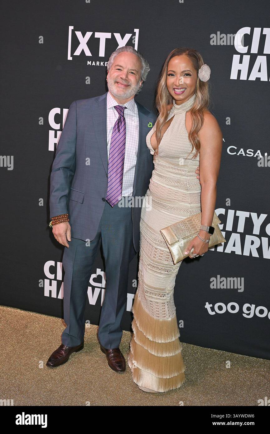 Michael Weil et Shirley Madhere Weil assistent au City Harvest Presents the 2025 Gala : Carnaval le 22 avril 2025 à Cipriani 42nd Street à New York, New York, États-Unis. Robin Platzer/ Twin images/ Credit : Sipa USA/Alamy Live News Banque D'Images