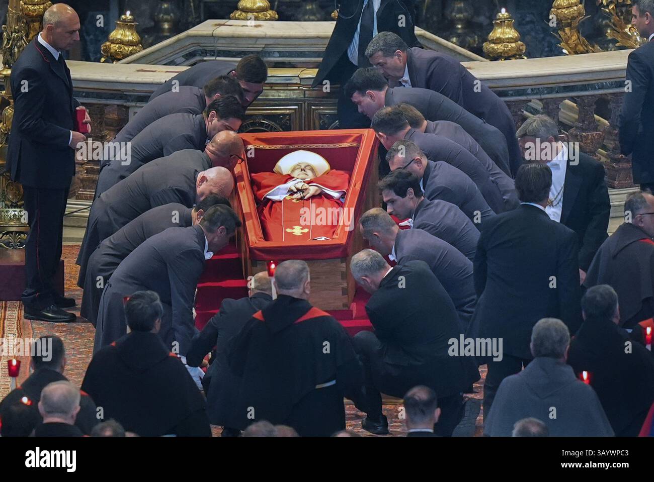 Vatican, Cité du Vatican. 23 avril 2025. Le corps du pape François est placé dans la basilique Pierre au Vatican où il restera en état pendant trois jours le mercredi 23 avril 2025. Ses funérailles auront lieu samedi, six jours après sa mort à l’âge de 88 ans. Photo de piscine par Stefano Spaziani/UPI crédit : UPI/Alamy Live News Banque D'Images