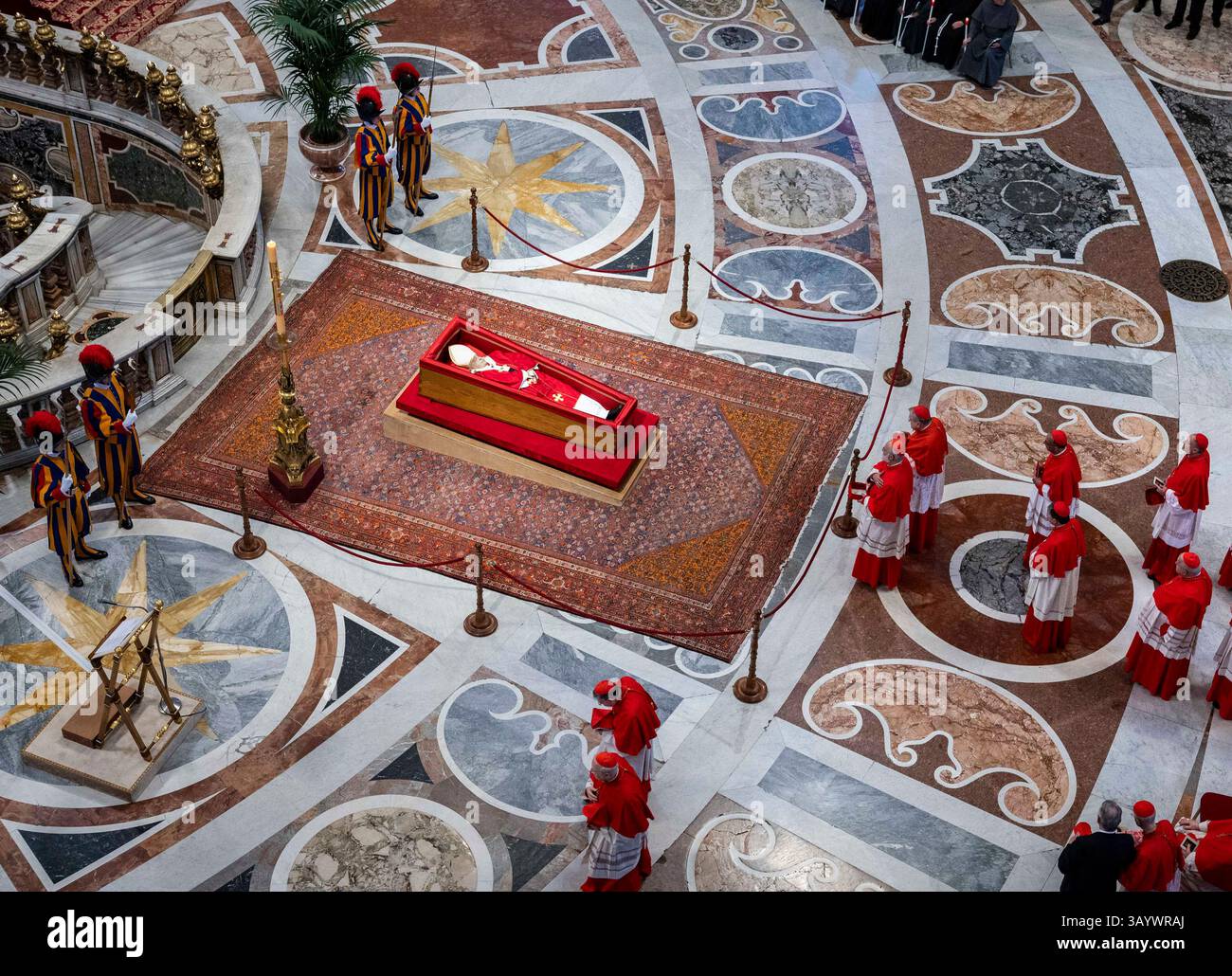 Vatican, Cité du Vatican. 23 avril 2025. Le corps du pape François est placé dans la basilique Pierre au Vatican où il restera en état pendant trois jours le mercredi 23 avril 2025. Ses funérailles auront lieu samedi, six jours après sa mort à l’âge de 88 ans. Photo de piscine par Stefano Spaziani/UPI crédit : UPI/Alamy Live News Banque D'Images