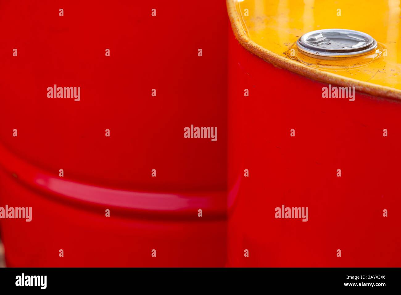 Grands fûts rouges en acier d'huile de machine. Banque D'Images