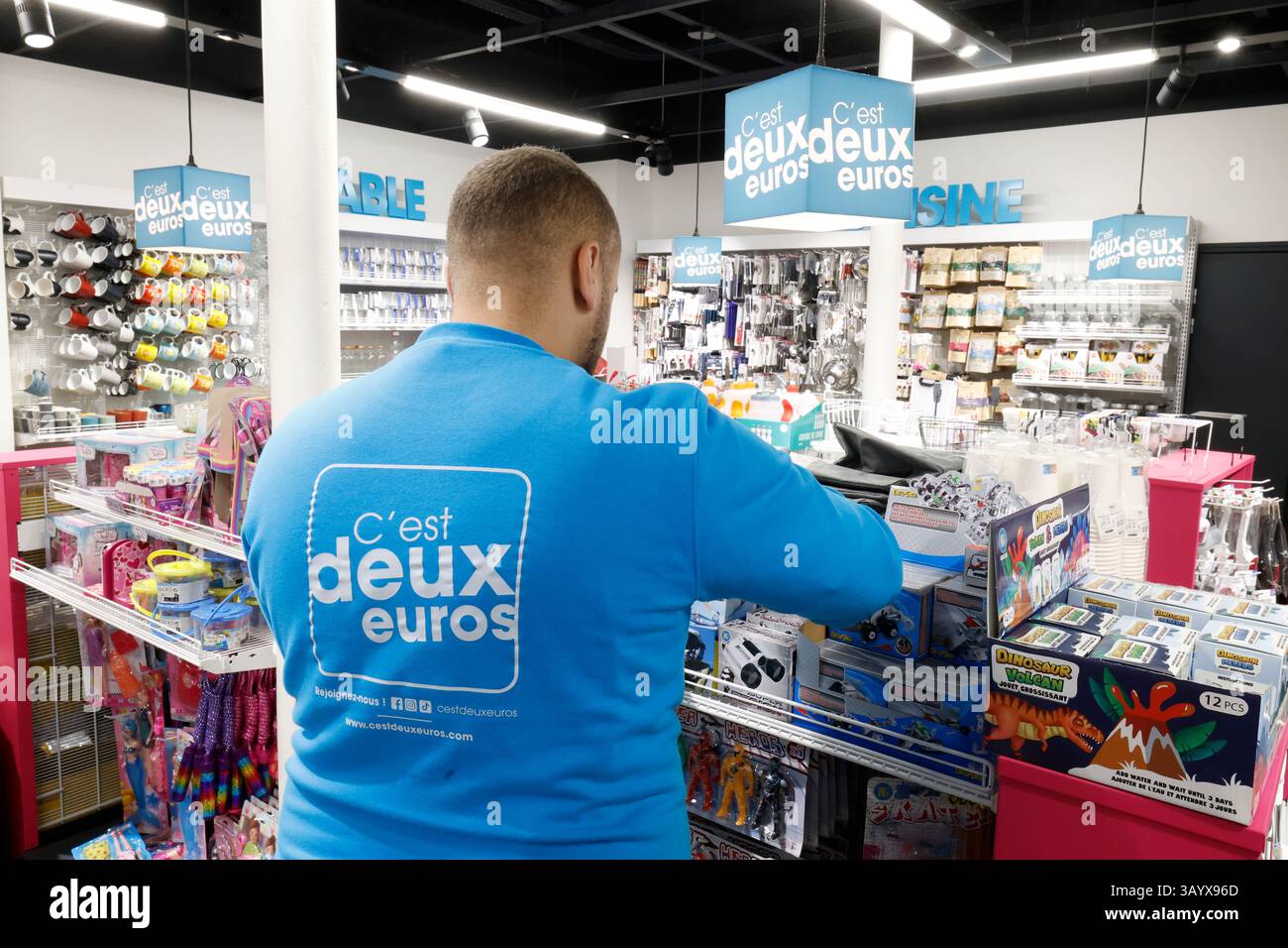 C'EST DEUX EUROS DISCOUNT STORE PARIS SEBASTOPOL Banque D'Images