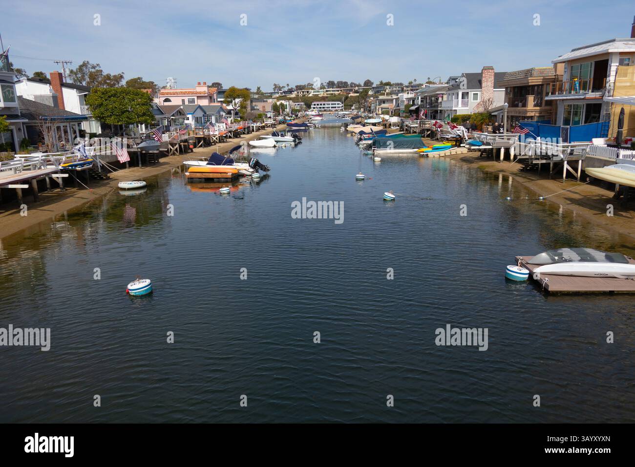 Bateaux amarrés le long du Grand canal sur Balboa Island Newport Beach Southern California USA Banque D'Images