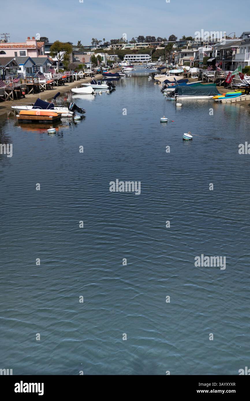 Bateaux amarrés le long du Grand canal sur Balboa Island Newport Beach Southern California USA Banque D'Images