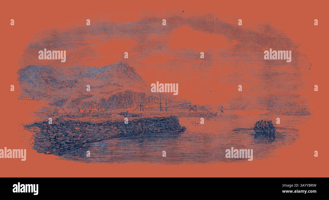 Un paysage serein avec un plan d'eau calme, encadré par des montagnes lointaines. Au premier plan, un rivage rocheux mène à une petite jetée, tandis qu'un groupe d'individus dans un bateau navigue doucement dans l'eau. La toile de fond présente un pont et une ville pittoresque nichée entre les collines. Port de Foynes, River Shannon Art classique avec une touche moderne réinventée par Artotop Banque D'Images