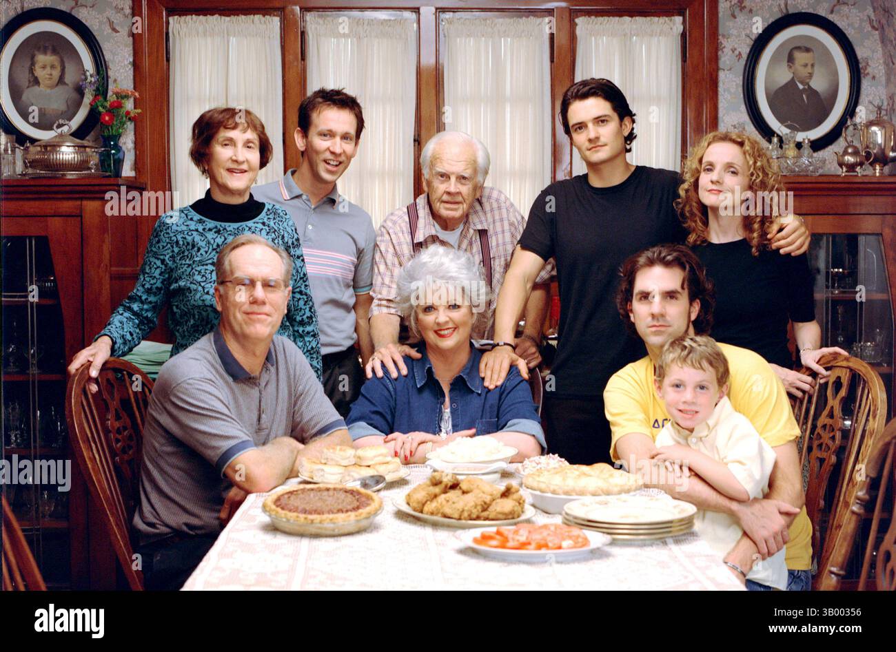 13 octobre 2005 - rangée arrière, de gauche à droite : tante Lena. (Alice Marie Crowe), un autre cousin (Michael Naughton), oncle Roy (Dan Biggers). Drew Baylor (Orlando Bloom), Sharon (Patty Griffin)première rangée, de gauche à droite : oncle Dale. (Loudon Wainwright), tante Dora (Paula Deen), Jessie (Paul Schneider), Samson (Reid. Thompson Steen/Maxwell Moss Steen).''ELIZABETHTOWN''. K45525ES (crédit image : © Globe photos/ZUMApress.com) Banque D'Images