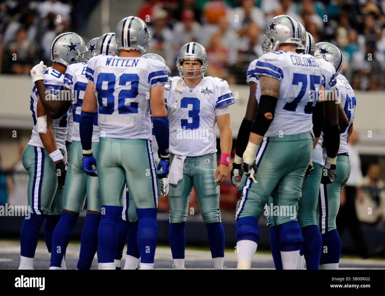 31 octobre 2010 : le quarterback des Dallas Cowboys Jon Kitna #3 parle de l'attaque dans un match de football de la NFL entre les Dallas Cowboys et les Jaguars de Jacksonville au Cowboys Stadium d'Arlington, TX Jacksonville a battu Dallas 35 à 17(crédit image : © Albert Pena/Cal Sport Media/ZUMApress.com) Banque D'Images