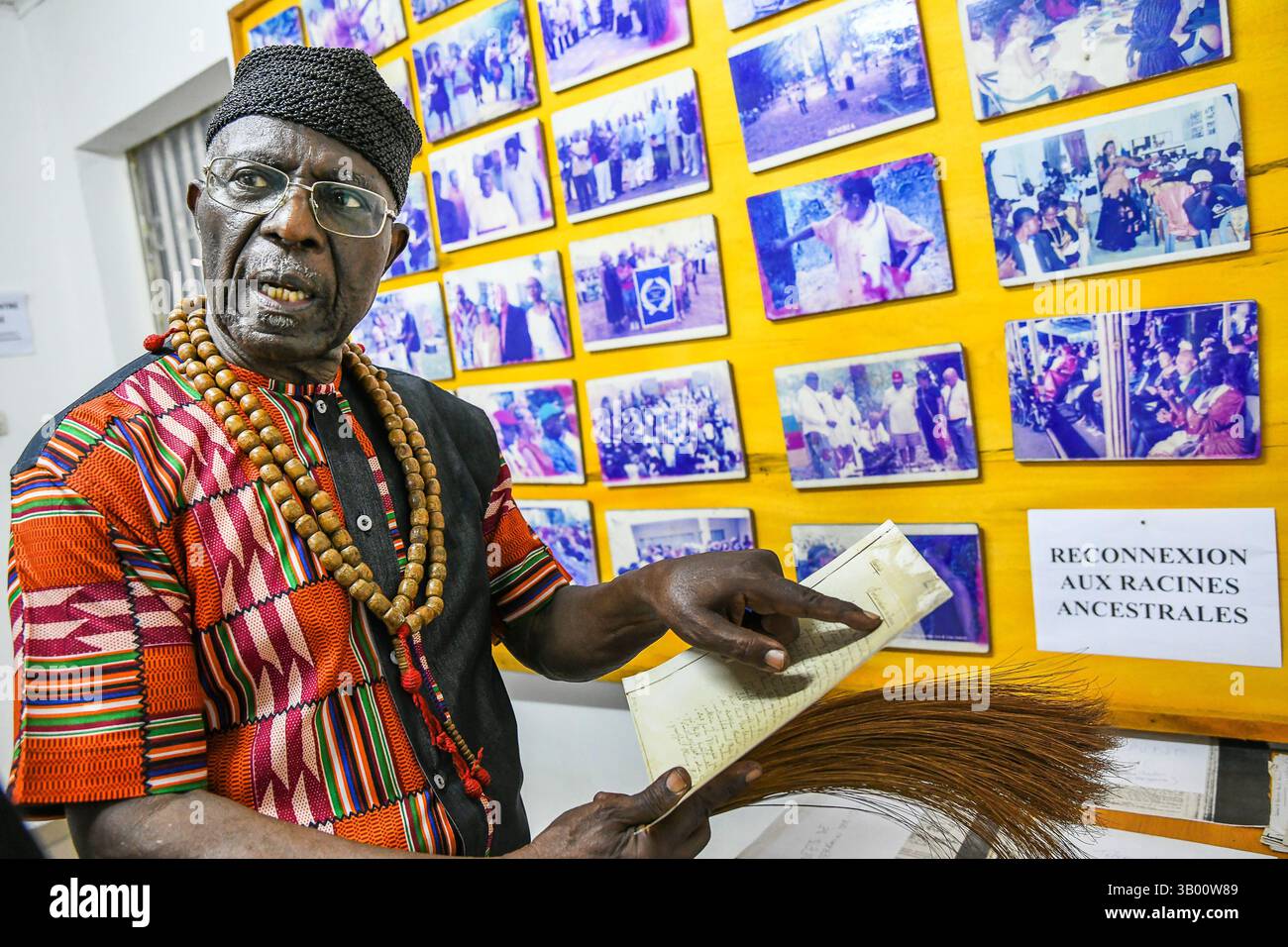 Douala, Cameroun. 17 mars 2025. Alexandre Kum'a Ndumbe Ill, prince camerounais, historien et professeur émérite dans plusieurs universités, présente un document d'archives sur l'histoire du Cameroun à sa bibliothèque de Douala, Cameroun, le 17 mars 2025. POUR ALLER AVEC 'Feature : prince camerounais brandit la plume comme épée pour la renaissance africaine' crédit : Kepseu/Xinhua/Alamy Live News Banque D'Images