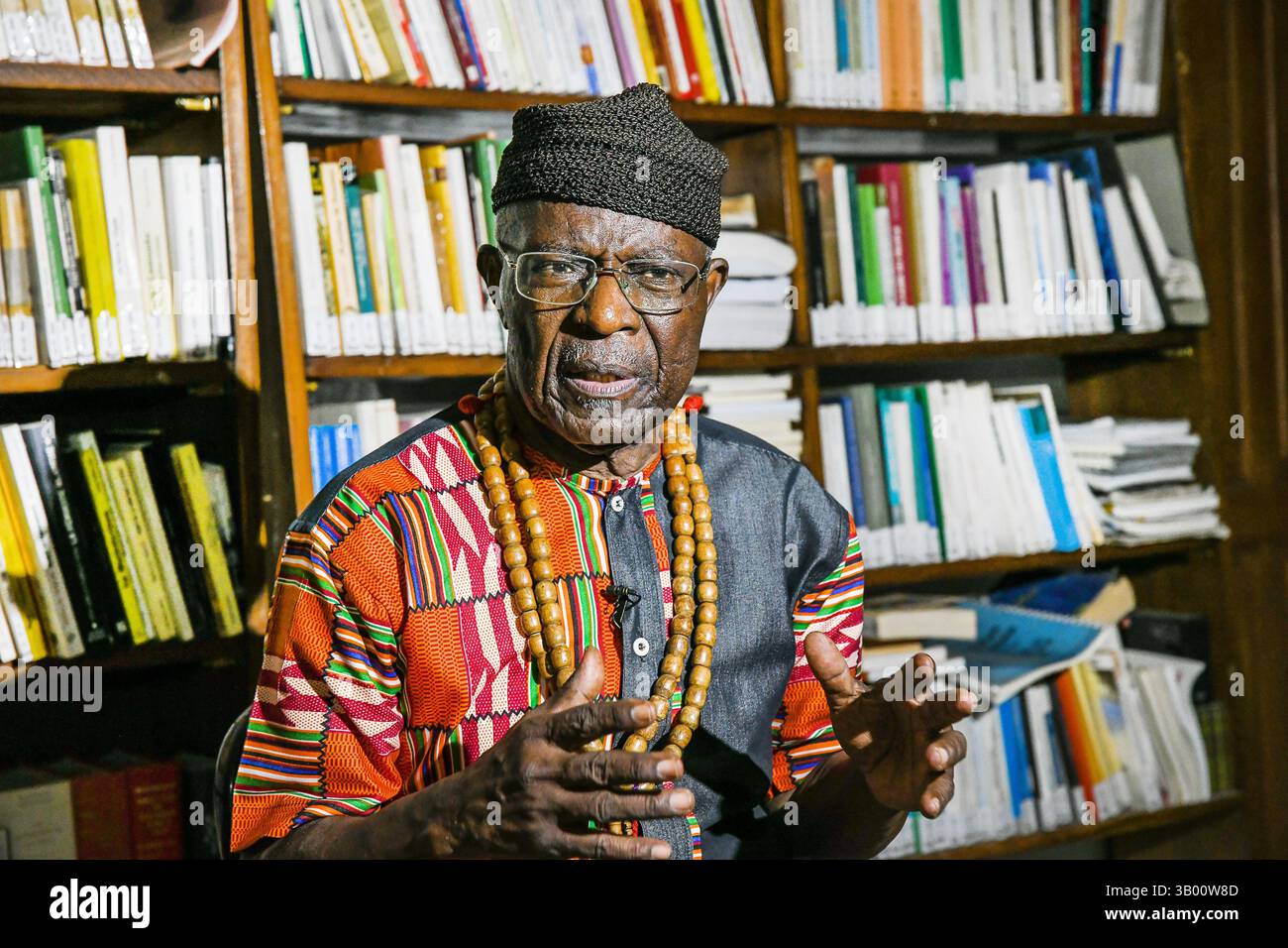 Douala, Cameroun. 17 mars 2025. Alexandre Kum'a Ndumbe Ill, prince camerounais, historien et professeur émérite dans plusieurs universités, présente ses livres à sa bibliothèque de Douala, au Cameroun, le 17 mars 2025. POUR ALLER AVEC 'Feature : prince camerounais brandit la plume comme épée pour la renaissance africaine' crédit : Kepseu/Xinhua/Alamy Live News Banque D'Images