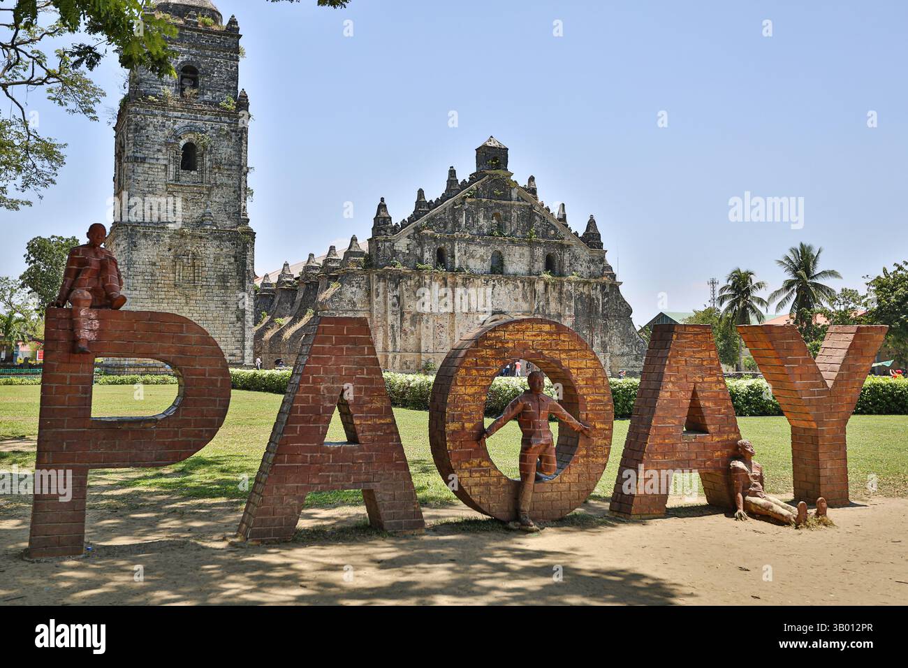 Église paroissiale Saint Augustin & panneau touristique de Paoay, Ilocos Norte, Philippines, un exemple de la paroisse Augustin dans l'archipel sous espagnol Banque D'Images