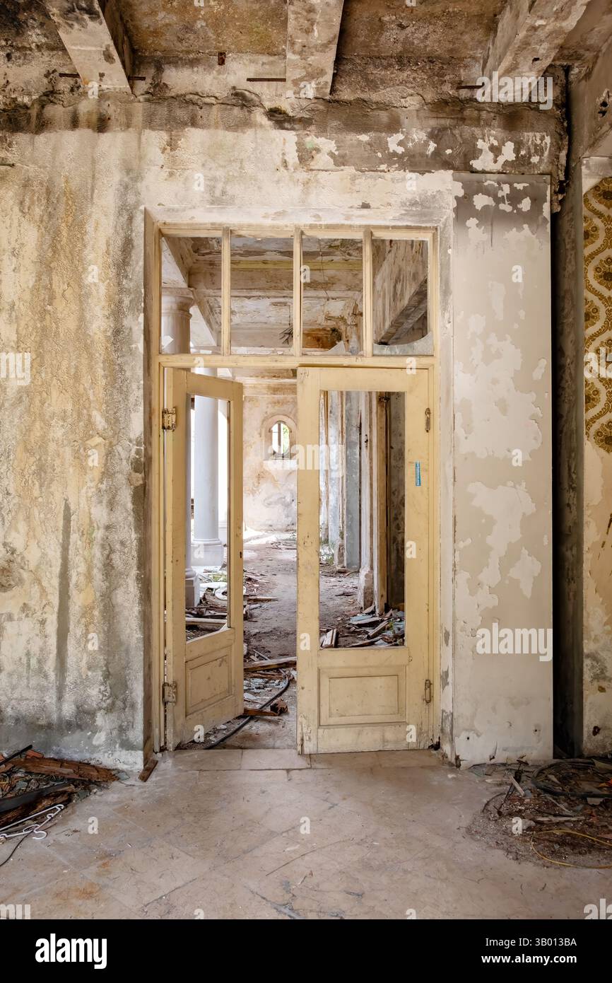 L'intérieur du Grand Hotel détruit en face de la plage de Kupari sur la baie de Zupa, en Croatie, connu sous le nom de la baie des hôtels abandonnés après avoir été endommagé pendant la guerre Banque D'Images