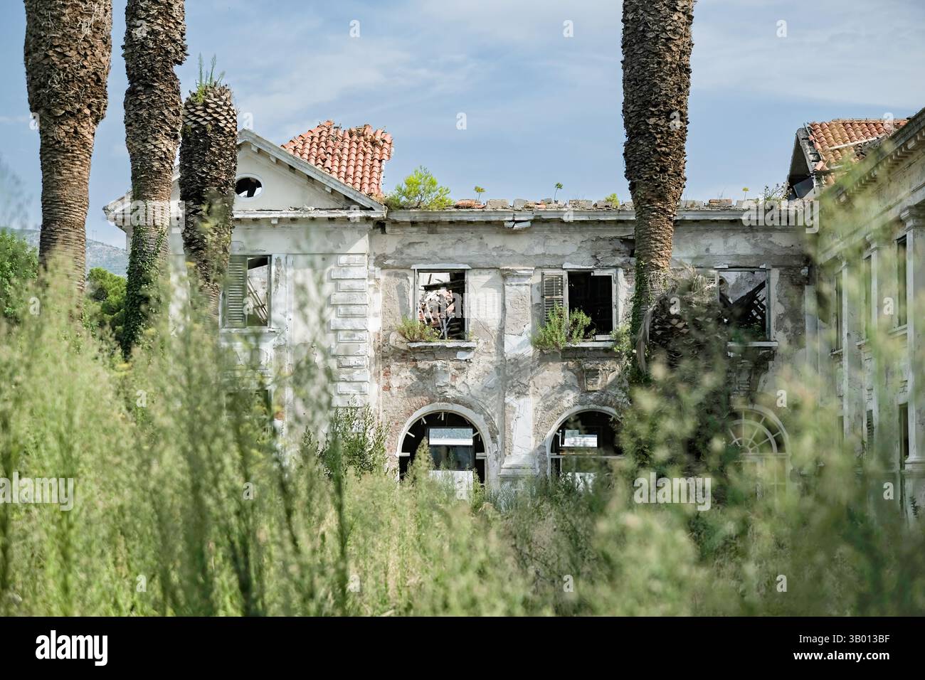 L'intérieur du Grand Hotel détruit en face de la plage de Kupari sur la baie de Zupa, en Croatie, connu sous le nom de la baie des hôtels abandonnés après avoir été endommagé pendant la guerre Banque D'Images