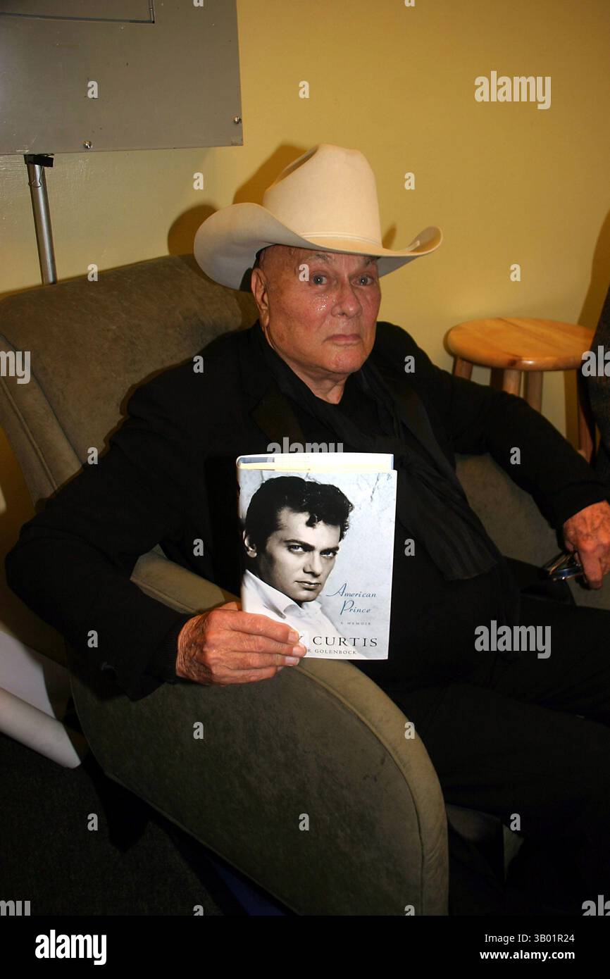 14 octobre 2008 - New York, New York, États-Unis - I13834BT.TONY CURTIS SIGNE ET DISCUTE DE SON NOUVEAU LIVRE ''AMERICAN PRINCE'' CHEZ BARNES AND NOBLE, NEW YORK CIYT 10-14-2008.(image de crédit : © Barry Talesnick/Globe photos/ZUMAPRESS.com) Banque D'Images