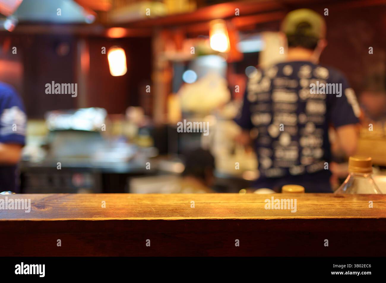 Plateau en bois du restaurant traditionnel Izakaya scène floue à Kyoto, Japon Banque D'Images