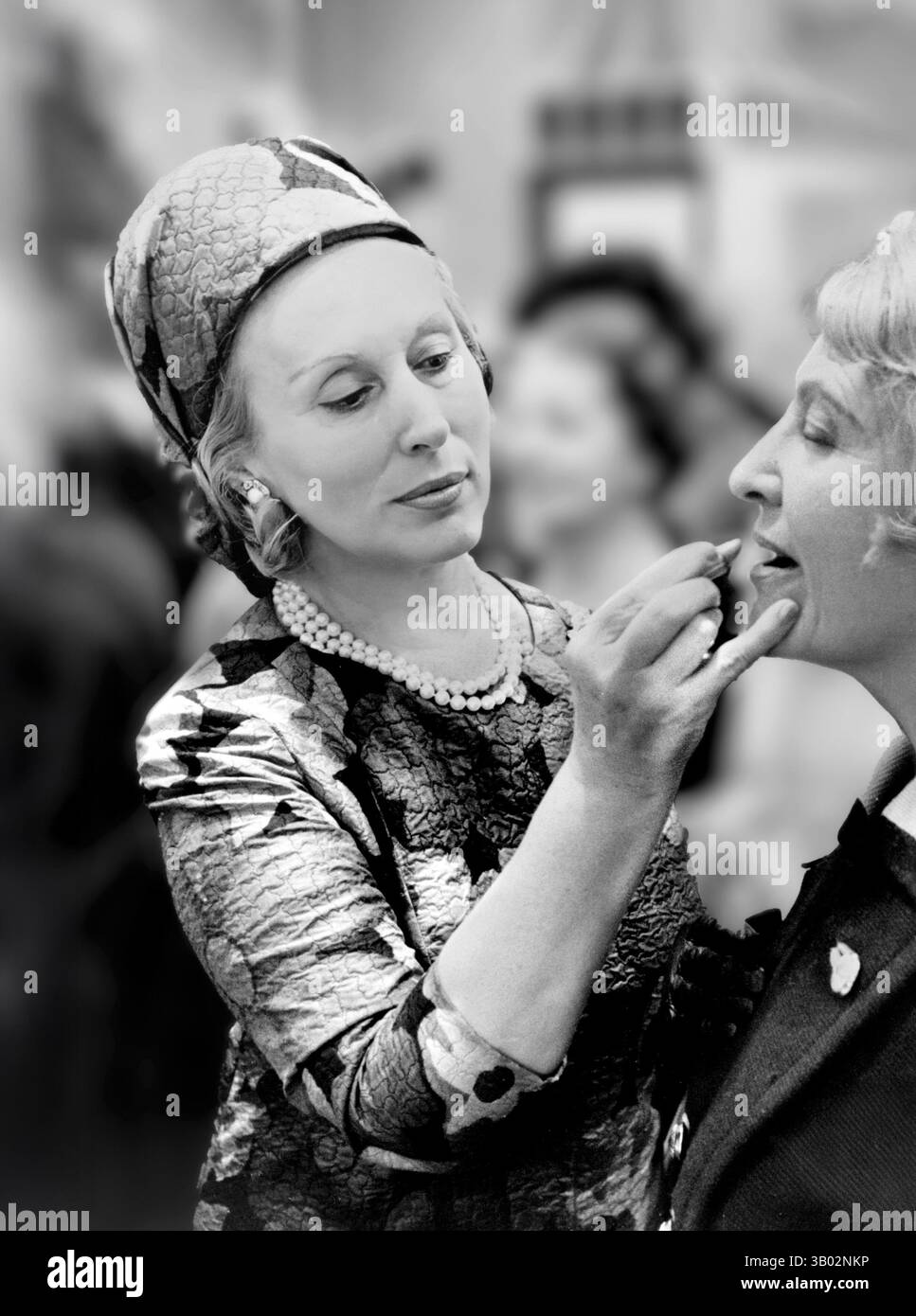 Estée Lauder. Portrait de la femme d’affaires américaine et fondatrice de sa société éponyme de cosmétiques, Estée Lauder (Josephine Esther Mentzer ; 1908-2004) par Bill Sauro, 1966 Banque D'Images