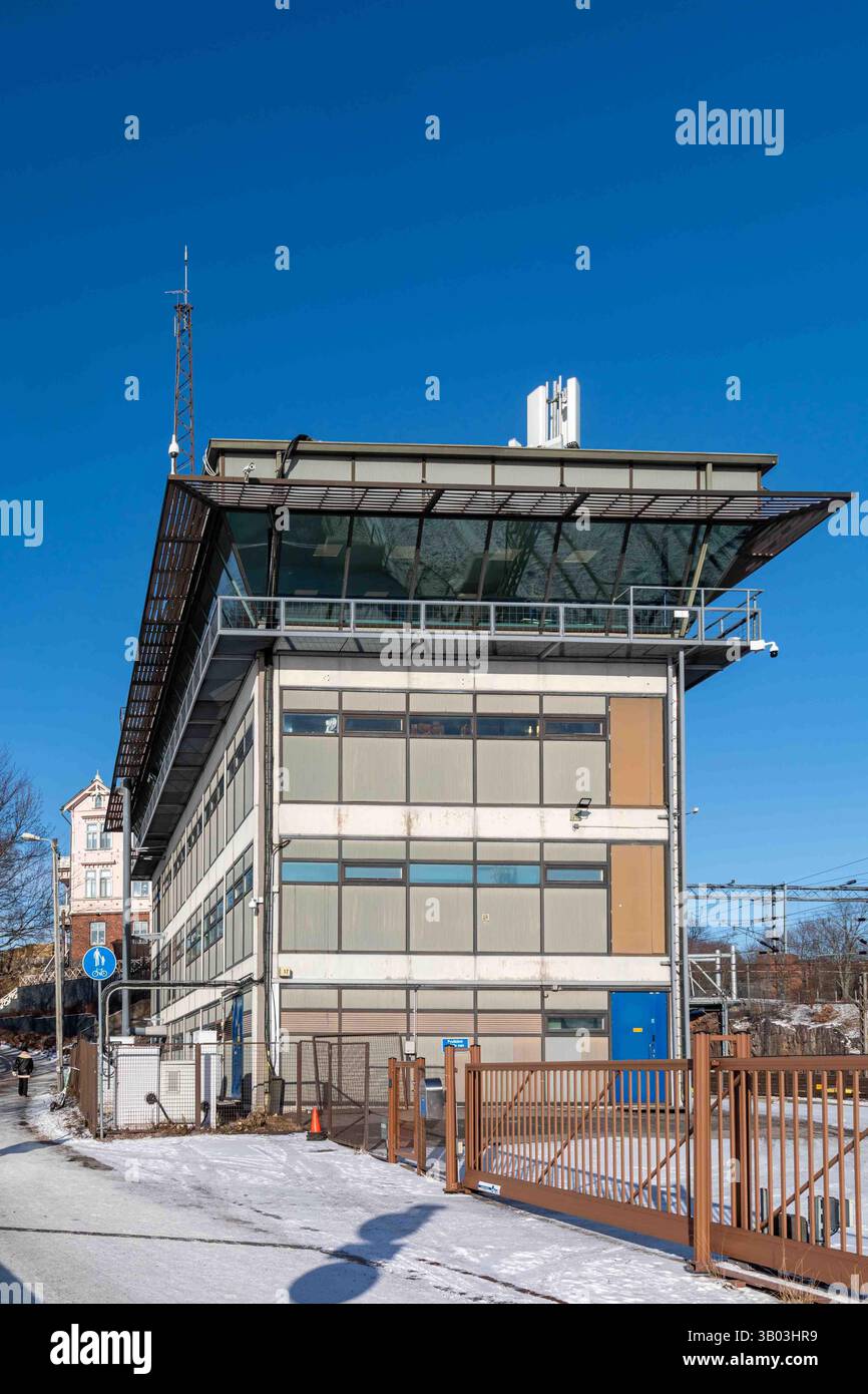 Ancien poste de signalisation ferroviaire ou centre de contrôle de la circulation contre un ciel bleu clair lors d'une journée d'hiver ensoleillée dans le district de Linnunlaulu à Helsinki, en Finlande Banque D'Images