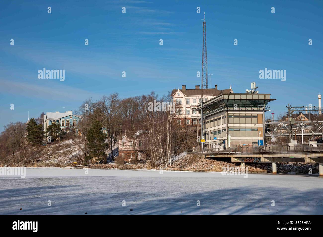 Villas Linnunlaulu et ancienne boîte de signalisation ferroviaire avec la baie gelée de Töölölahti en face à Helsinki, Finlande Banque D'Images