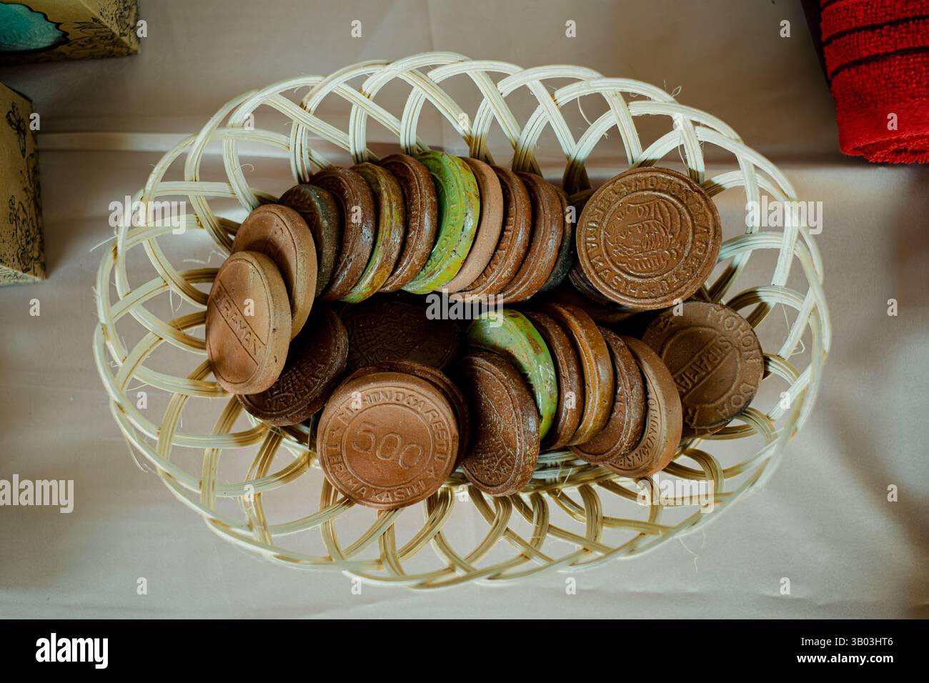 Panier tissé contenant des jetons avec inscriptions, utilisé dans les rituels cérémoniels de mariage javanais pour symboliser la prospérité, les bénédictions, le patrimoine culturel Banque D'Images