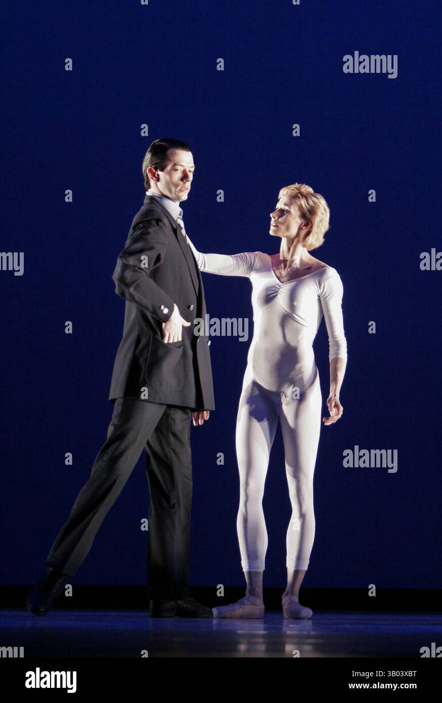 Sean Ganley (SAR le Prince Charles, Prince de Galles), Zara Deakin (Diana, Princesse de Galles) dans DIANA LA PRINCESSE au Palace Theatre, Manchester, Angleterre 08/03/2005 conçu, chorégraphié et réalisé par Peter Schaufuss Banque D'Images