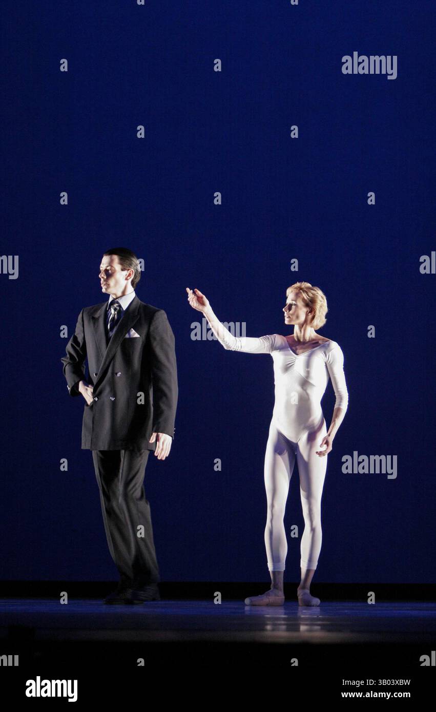 Sean Ganley (SAR le Prince Charles, Prince de Galles), Zara Deakin (Diana, Princesse de Galles) dans DIANA LA PRINCESSE au Palace Theatre, Manchester, Angleterre 08/03/2005 conçu, chorégraphié et réalisé par Peter Schaufuss Banque D'Images