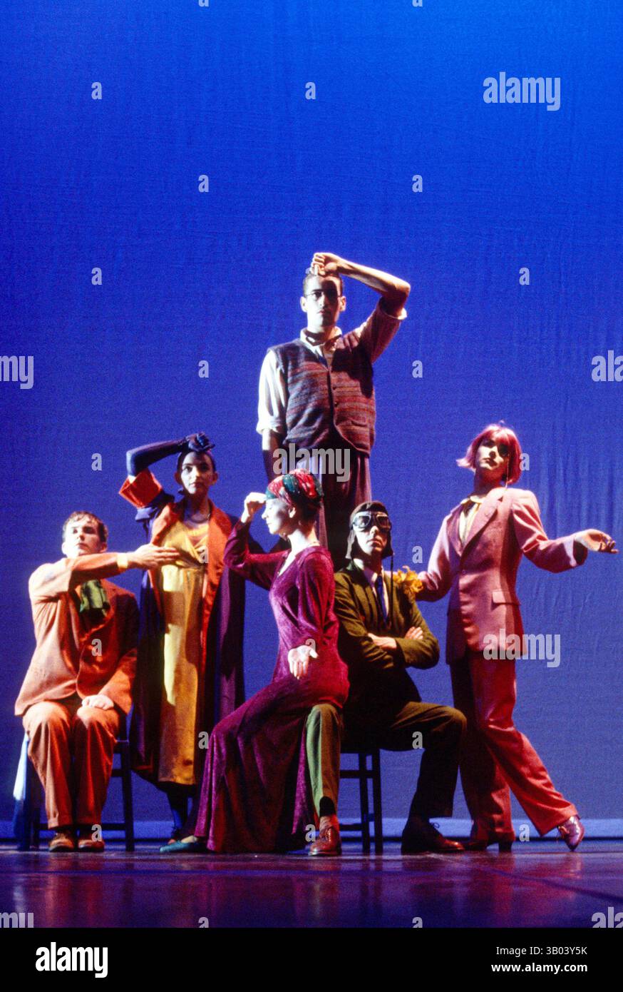 de gauche à droite : Matthew Bourne, Etta Murfitt, Ally Fitzpatrick, Andrew George, Scott Ambler, Simon Murphy in FITZROVIA au Lyric Theatre Hammersmith, Londres W6 06/01/1993 an Adventures in Motion Pictures production Chorégraphie : Matthew Bourne design : David Manners éclairage : Rick Fisher Banque D'Images