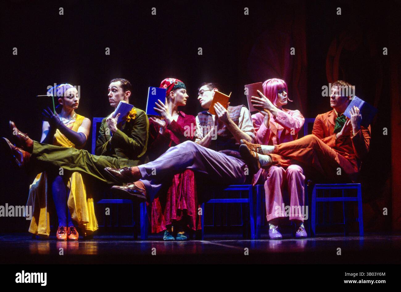 de gauche à droite : Etta Murfitt, Scott Ambler, Ally Fitzpatrick, Andrew George, Simon Murphy, Matthew Bourne in FITZROVIA au Lyric Theatre Hammersmith, Londres W6 06/01/1993 an Adventures in Motion Pictures chorégraphie de production : Matthew Bourne design : David Manners éclairage : Rick Fisher Banque D'Images