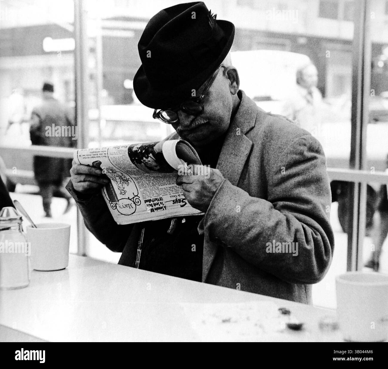 01 janv. 1969 - New York, New York, États-Unis - (Archive photo des années 1960 à 1970 Date exacte inconnue) L'homme lit un journal dans un diner sur la septième Avenue à New York. (Crédit image : © Douglas Kent Hall/ZUMA Press) Banque D'Images