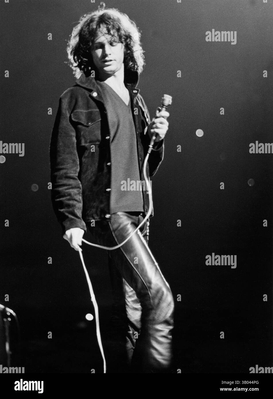 01 janv. 1967 - Portland, OR, États-Unis - (photo du dossier : 1967, date exacte inconnue) JIM MORRISON sur scène avec les portes à Portland. . (Crédit image : © Douglas Kent Hall/ZUMA Press). Banque D'Images