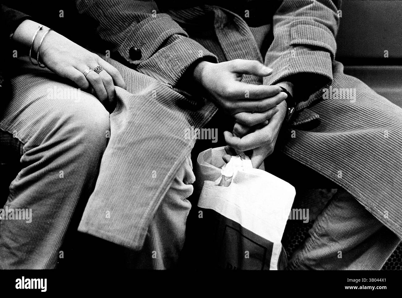 01 janv. 1972 - New York, New York, États-Unis - (Archive photo des années 1960 à 1970 Date exacte inconnue) les mains d'Un couple. (Crédit image : © Douglas Kent Hall/ZUMA Press) Banque D'Images