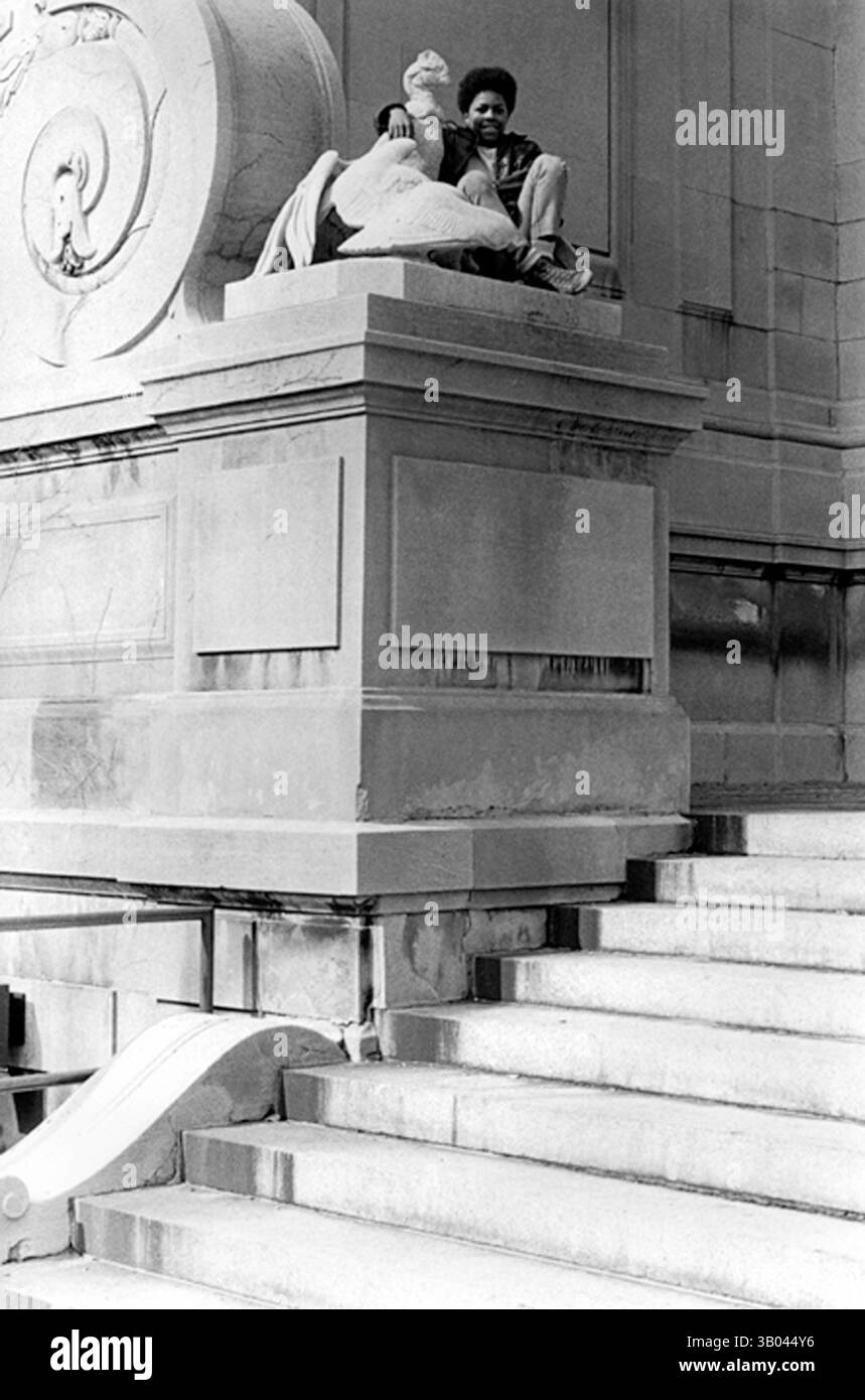 01 janv. 1972 - New York, New York, États-Unis - (Archive photo des années 1960 à 1970 Date exacte inconnue) assis avec une statue. (Crédit image : © Douglas Kent Hall/ZUMA Press) Banque D'Images