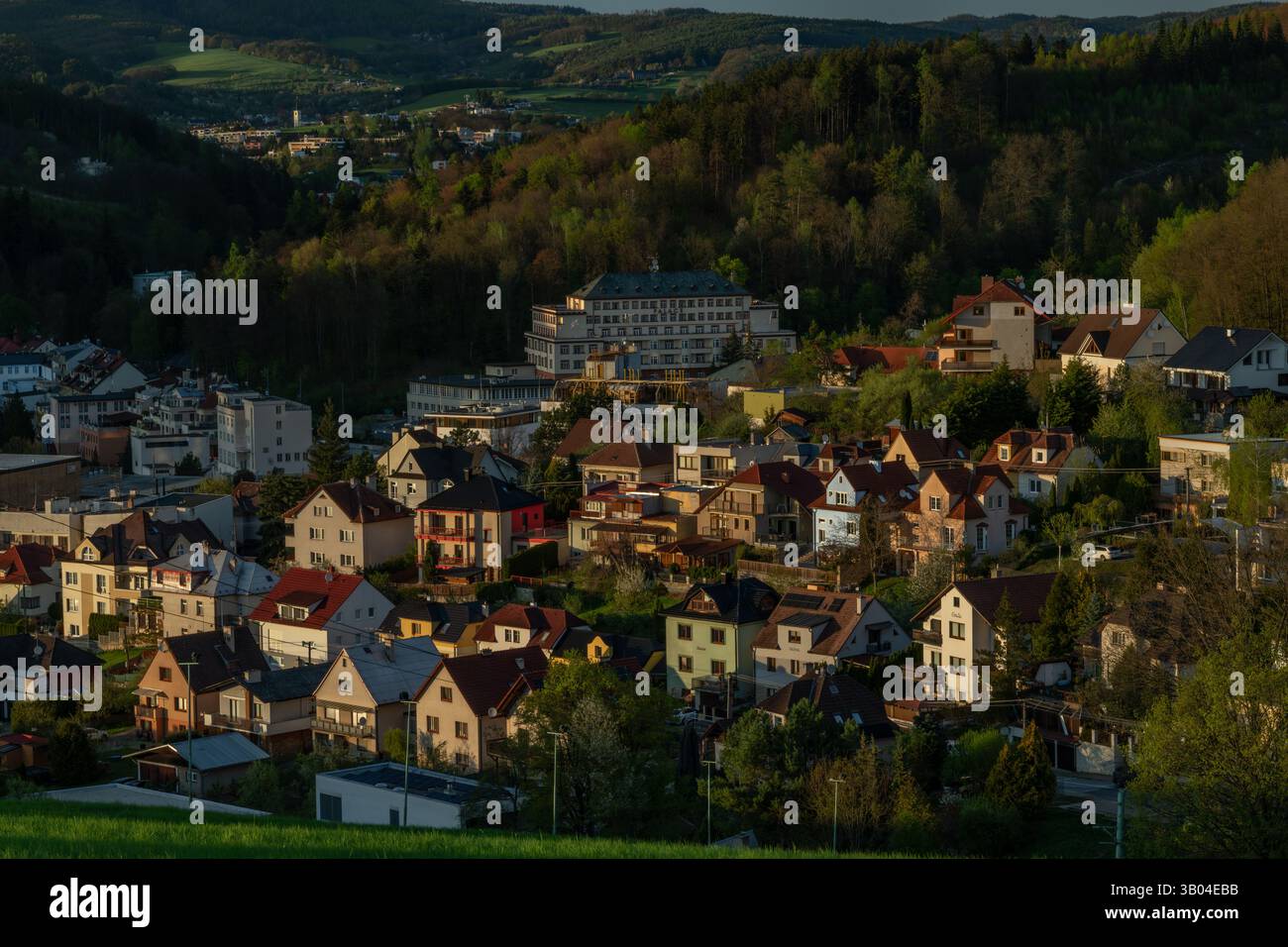 Vue du printemps soir pour spa ville fraîche Luhacovice 04 19 2025 Banque D'Images