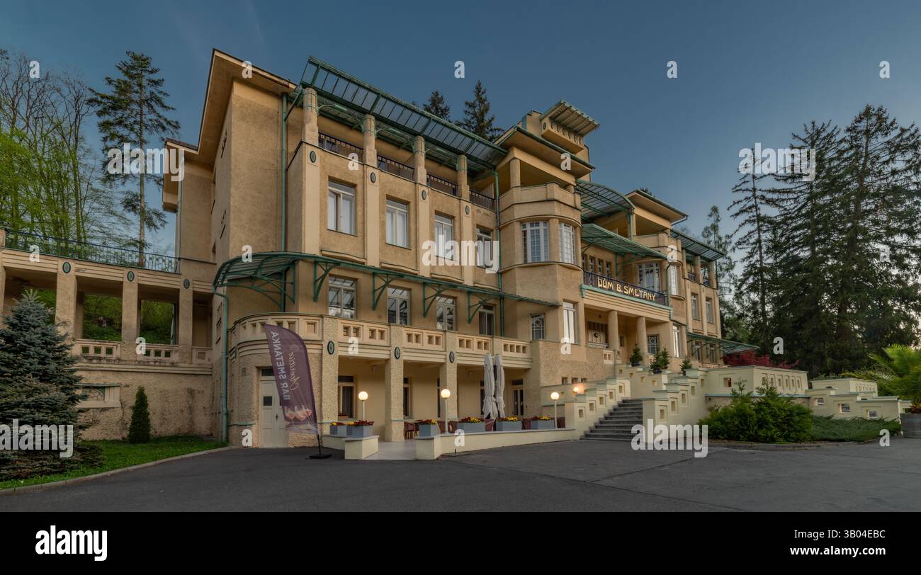 Matin de printemps dans les rues de spa ville fraîche Luhacovice 04 20 2025 Banque D'Images