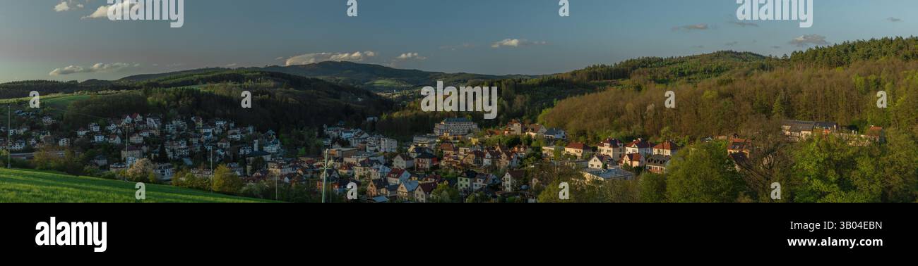 Vue du printemps soir pour spa ville fraîche Luhacovice 04 19 2025 Banque D'Images