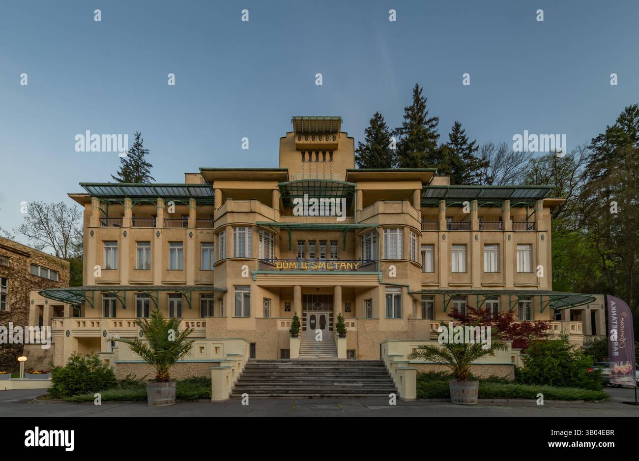 Matin de printemps dans les rues de spa ville fraîche Luhacovice 04 20 2025 Banque D'Images