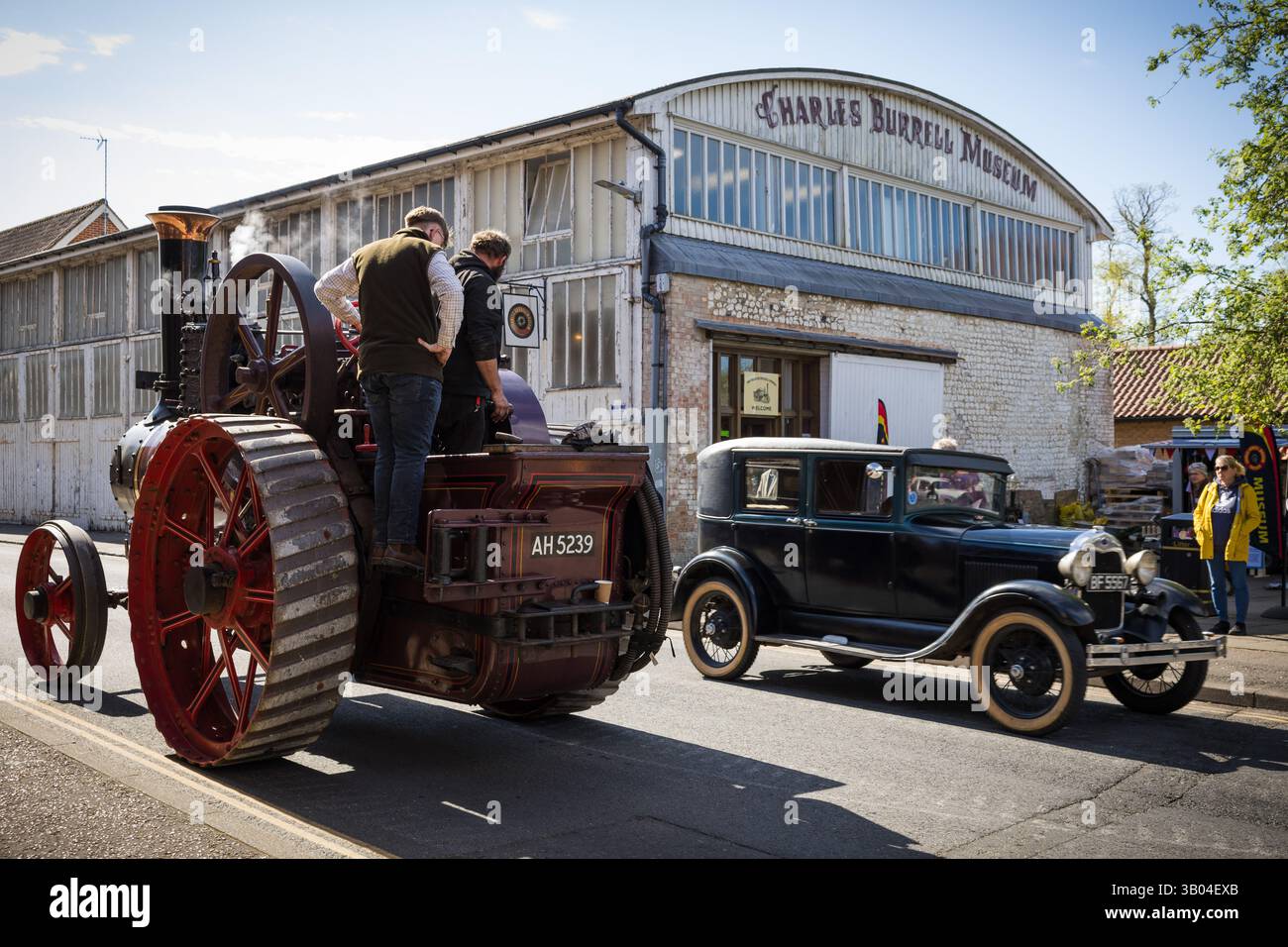 Moteur de traction Aggie conduit devant le Charles Burrell Museum, Thetford, le 20 avril 2025 Banque D'Images